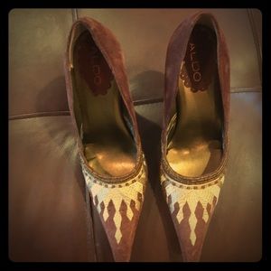 Aldo size 7 suede 4 in heels tan with beige/gold